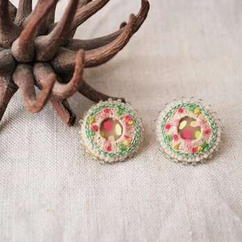 ビーズ刺繍丸ピアス　の画像