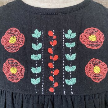 size80cm刺繍チュニックワンピース　赤い花とハートの葉の刺繍の画像