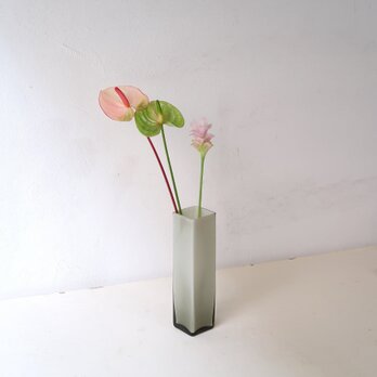 ライトグレーのスクエア花瓶の画像