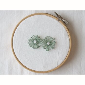 レースと刺繍の花ピアス/イヤリングの画像