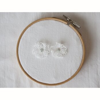 レースと刺繍の花ピアス/イヤリングの画像