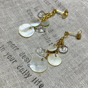 シェルプレートとクリスタルのピアスの画像