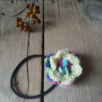 ニットのカラフルなヘアゴム