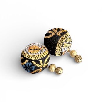 《ピアス》西陣織金襴で作ったゴールドのかっこいい包みぼたんイヤリング