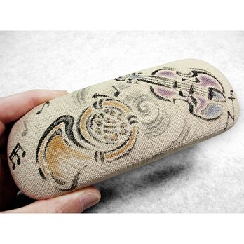 メガネケース（オーケストラの楽器とト音記号）（ベージュ色っぽい生成色）の画像