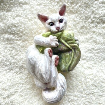 木彫りの寝・飯猫のブローチ（白猫）の画像