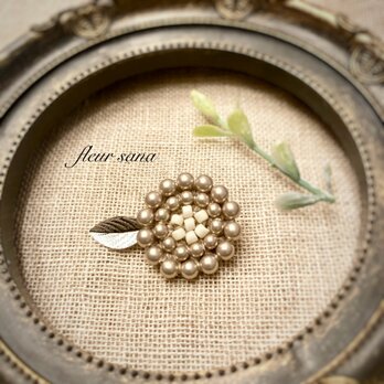 dainty flower  シルキーパールとメタルチャームのブローチ  beige・white・silverの画像
