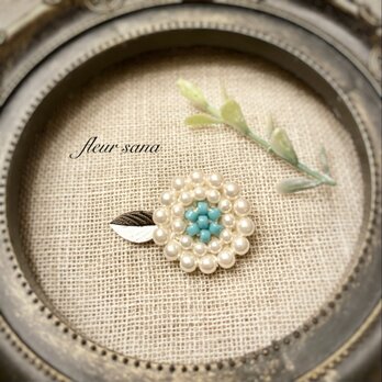 dainty flower  シルキーパールとメタルチャームのブローチ  white・turquoise・silverの画像