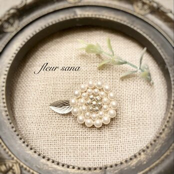 dainty flower  シルキーパールとメタルチャームのブローチ  white・silver・silverの画像