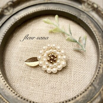 dainty flower  シルキーパールとメタルチャームのブローチ  white・bronze・goldの画像