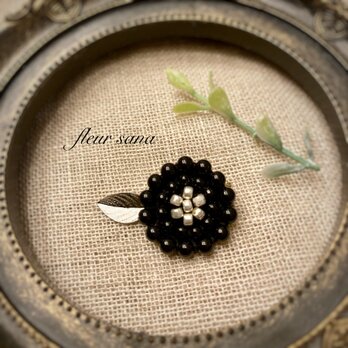 dainty flower  シルキーパールとメタルチャームのブローチ  black・silver・silverの画像