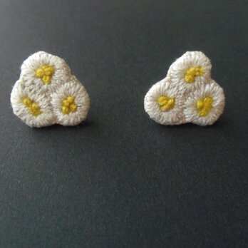 刺繍ピアス　白い花の画像