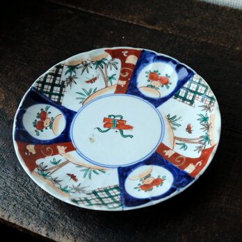 見込みに巻物◆花と蝶と笹の葉。伊万里　巻物文色絵金彩七寸中皿　骨董・antiques 明治時代の画像