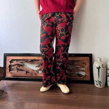 アフリカンバティック柄シンプルパンツ　シンプルだから柄が楽しい　植物柄赤黒の画像