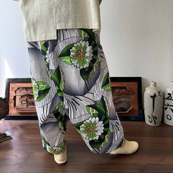あくびちゃん？アラジン？アフリカンバティックパンツ　動きがよく出る素材だからシルエットが楽しい　植物柄白緑の画像