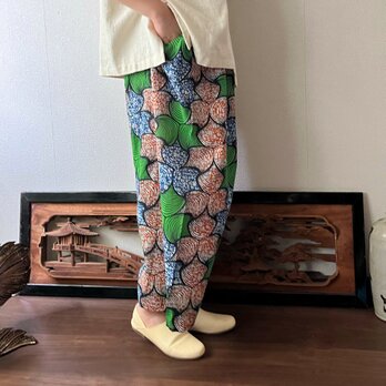 あくびちゃん？アラジン？アフリカンバティックパンツ　動きがよく出る素材だからシルエットが楽しい　ドット柄緑オレンジの画像