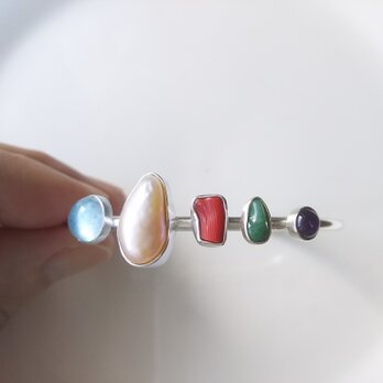 宝石箱のバングルの画像
