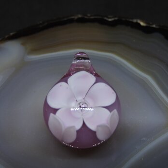 ガラスのアクセサリ・花の画像