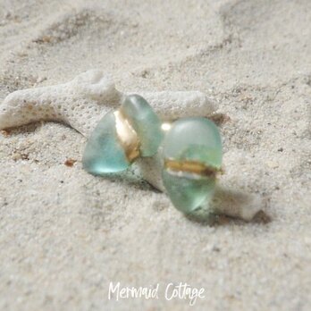 tiny seaglass kintsugi earrings 小さなシーグラスの金継ぎピアスの画像