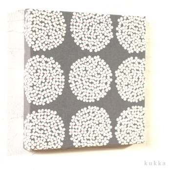 ほんわり小花のナチュラルな小さなファブリックパネルkukkaグレーの画像