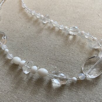 カットの美しい水晶のネックレス