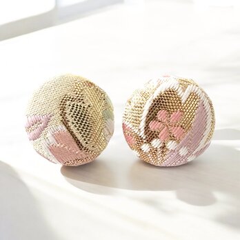 《イヤリング》京都西陣織金襴クリーム色に桜の可愛い包みボタンのイヤリングの画像