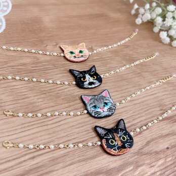 猫さん刺繍とパールのシンプルブレスレットの画像