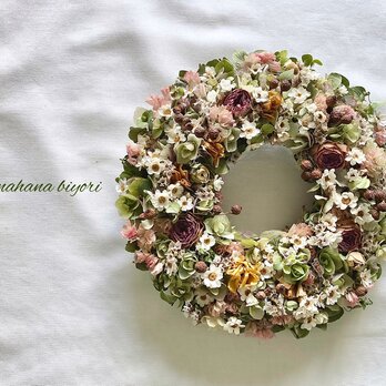ミニ薔薇と白いデージーのリースの画像