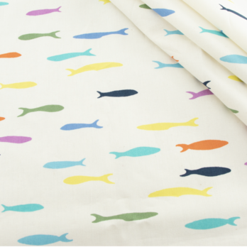 Birch プリント生地 Just For Fun 魚の学校マルチカラー【20cm単位切り売り】フィッシュ 夏 海の画像