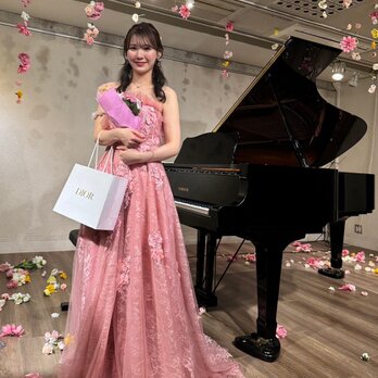 実例写真！パーティードレス ローズピンク 演奏会/音楽会 ショルダー型 魅惑の花レース 華やか 前撮りの画像