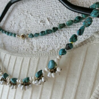 ＊turquoise×白のネックレス。＠ターコイズナゲット２種×アフリカ白シードビーズの ピンワークなどの画像
