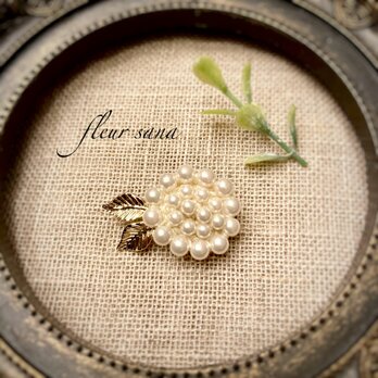 oval flower motif  シルキーパールとメタルチャームのブローチ  white・goldの画像