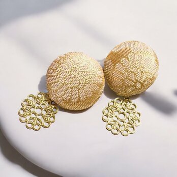 《ピアス》京都西陣織金襴ゴールドの美しい菊と花六弁チャームを合わせた豪華な包みボタンのピアス☆世界に一つのデザインの画像