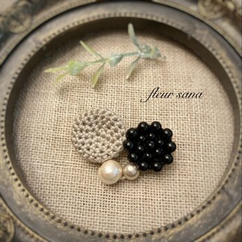 unique motif  シルキーパールとクロッシェのブローチ〈heart〉 powder brown・blackの画像