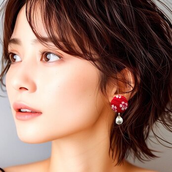 《イヤリング》真っ赤なちりめんの紗綾形に小さな可愛い白桜とコットンパールの包みボタンのイヤリングの画像