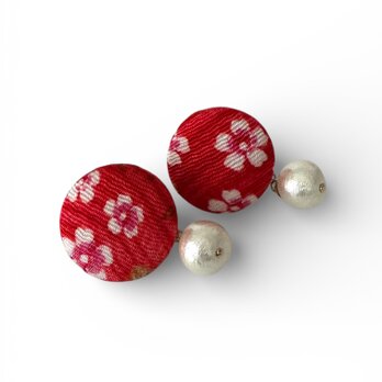 《イヤリング》真っ赤なちりめんの紗綾形に小さな可愛い白桜とコットンパールの包みボタンのイヤリング