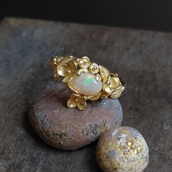 小さな宝物とお花のリング　k18の画像