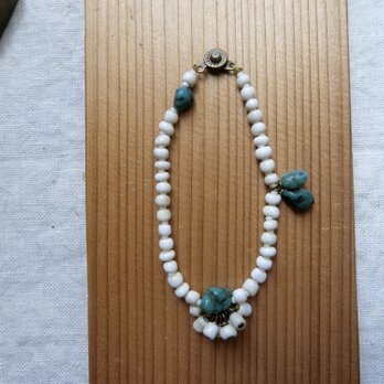 ＊happy price＊turquoise×白のブレス@アフリカのシードビーズ とターコイズナゲットの画像