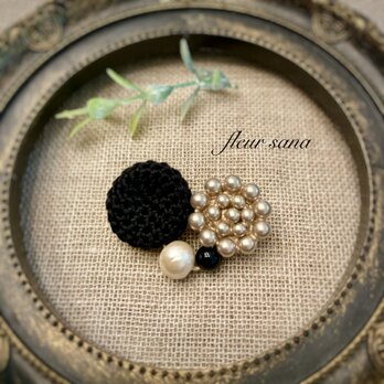 unique motif  シルキーパールとクロッシェのブローチ〈heart〉  black・beigeの画像