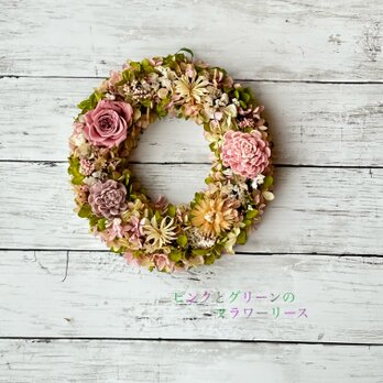 季節を問わずに！ピンクとグリーンのフラワーリースの画像