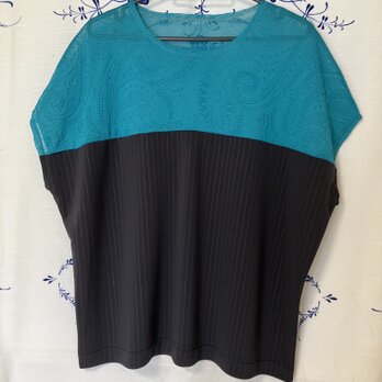 胸元で切替のあるふんわりＴシャツの画像