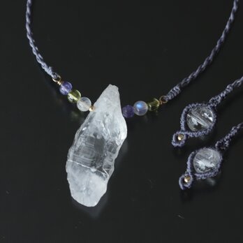 【マクラメ】 〜 時を刻む水晶原石 〜 ３種類のビーズを添えて 【約80cm】