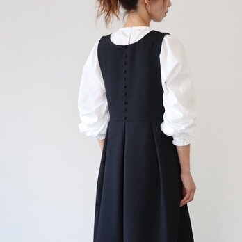 【SM・ML】ウールライクで新登場後ろ姿が可愛いバックボタン　ジャンパースカート(黒)の画像