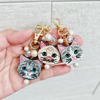 猫さん刺繍とパールとビジューのキーホルダーの画像