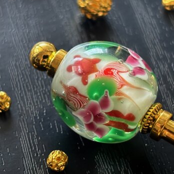 かんざし　赤金魚と蓮の花のとんぼ玉　一本挿し　一本簪　涼しげ　透明　和風　トンボ玉　ロータス　アジアン　レッドの画像