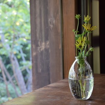 泡螺旋の小さな花瓶の画像