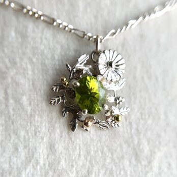 Peridot Flower Necklaceの画像