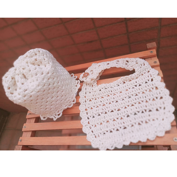 コットン糸の帽子とスタイ（オフホワイト）の画像