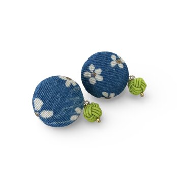 《イヤリング》ちりめん波に揺れる小桜＊青色の綺麗な包みボタンピアス☆世界に一つのデザイン