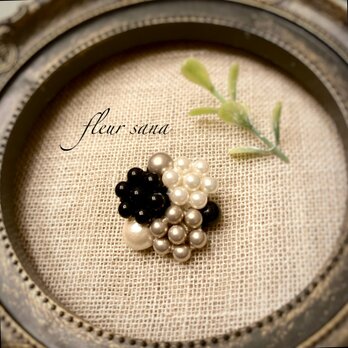 three colors brooch  3カラーモチーフのブローチ〈luxury〉white・beige・blackの画像